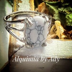 White Howlite Statement Ring — Rhodium Split‑Shank Band  Size 9.5